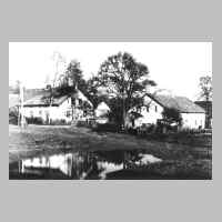 045-0005 Strassenteich in Klein Engelau. Links im Bild das Wohnhaus Neumann, rechts das Insthaus von Hamanns.jpg